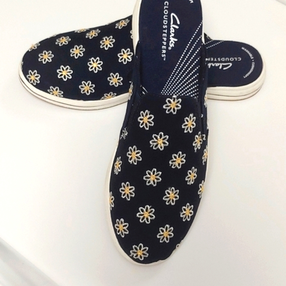 NEW. Clarks Cloudsteppers Navy  Embroidered Daisies Comfort Slides. Size 8
